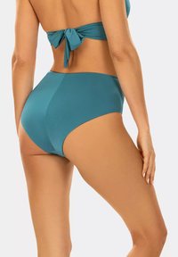 Bikini o wysokim stanie w kolorze zielono-niebieskim, o gładkiej fakturze, minimalistycznym designie i czystych liniach, odpowiedni do różnych warunków pływackich.