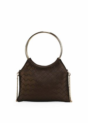 Bolso tejido oscuro con gran asa redonda de oro y correa desmontable de cadena dorada sobre fondo blanco.