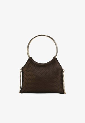 Bolso tejido oscuro con gran asa redonda de oro y correa desmontable de cadena dorada sobre fondo blanco.