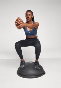 Nike Performance BRA - Sportski grudnjak s blagom potporom - armory navy/white