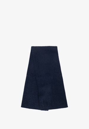 Granatowy, prążkowany szalik wykonany z miękkiej tkaniny, prostokątny kształt, z teksturowaną powierzchnią oraz delikatnymi detalami wzoru.