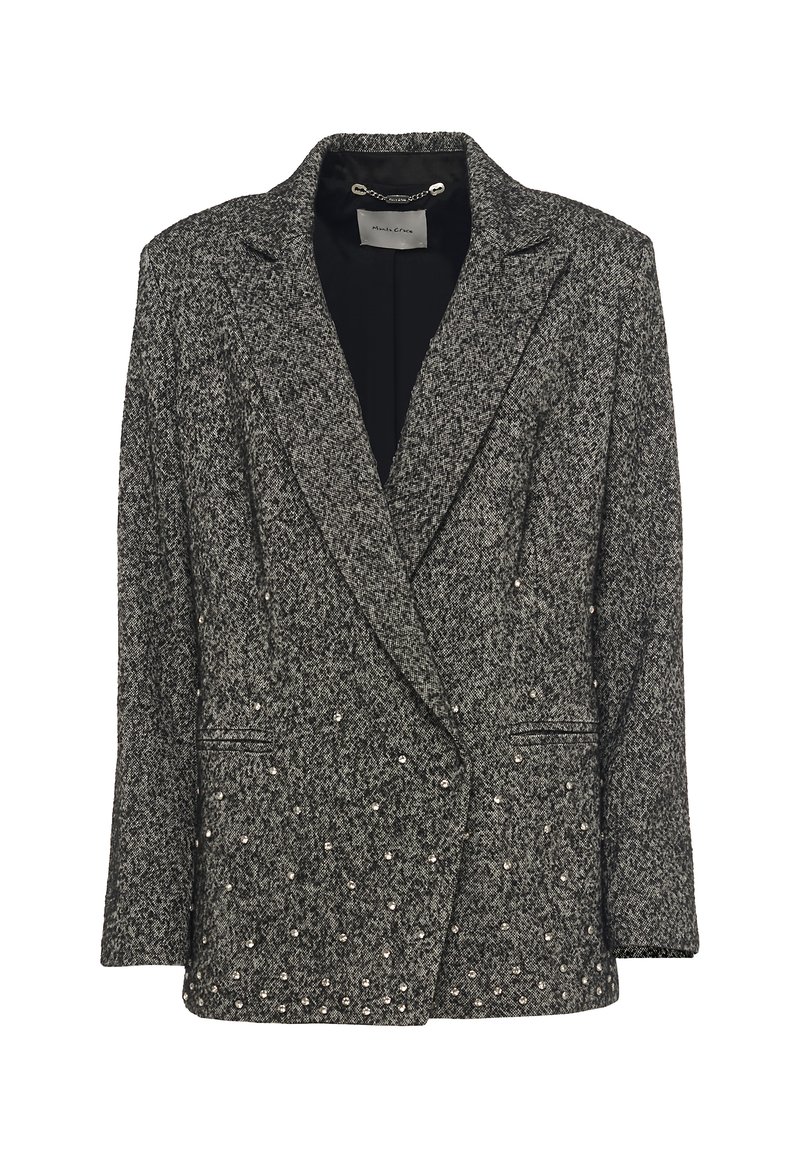 Blazer grigio in tweed con una silhouette strutturata, caratterizzato da dettagli in perle e una chiusura doppiopetto. I rever a punta completano il design.