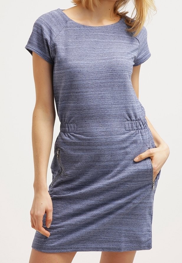 Blauwe, korte mouw jurk gemaakt van gestructureerde stof. Heeft een elastische taille, twee ritszakken en een ronde halslijn.