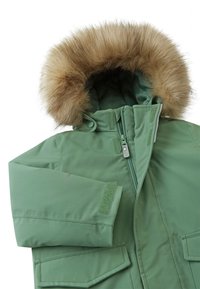 Giacca isolante verde con cappuccio bordato in pelliccia, chiusura con zip, due tasche frontali e dettagli in velcro sulle maniche. Texture morbida e liscia.