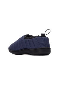 Zapato deslizante acolchado en navy con suela de goma negra, parte superior texturizada y una pestaña en la parte trasera para facilitar su uso.