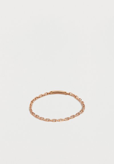 Λεπτό βραχιόλι από ροζ χρυσή αλυσίδα με οβάλ συνδέσμους και λεία, καμπυλωτή κούμπωμα μπάρα σε λευκό φόντο.