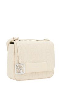 Borsa a tracolla beige con design del logo impresso, texture liscia, tracolla regolabile e dettagli in hardware tono argento.
