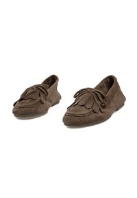 Mocasines de ante marrón con una textura suave, que presentan un detalle de flecos recogidos y acentos de lazo, puntera redondeada y suela plana.