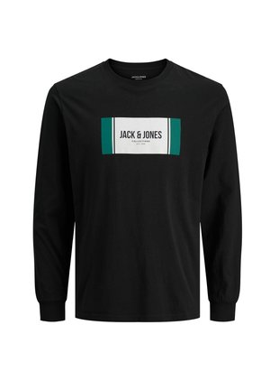 Maglietta nera a maniche lunghe con collo rotondo, caratterizzata da un pannello rettangolare bianco e verde con la scritta "Jack & Jones Collections Est. 1990" sul davanti.