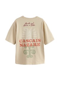 T-shirt beige à manches courtes avec le texte rouge « CASCAIS NAZARE », un motif décoratif vert et un texte en cursive « Lindo sol Amor e Vida » au dos.