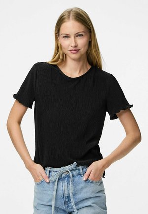 Haut noir plissé avec des manches courtes à volants, encolure ronde et coupe décontractée, associé à un short en denim bleu clair avec taille à cordon.