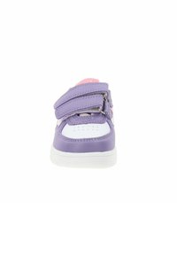 Sneaker viola con accenti bianchi, dotati di due fasce in velcro, una punta perforata e una suola testurizzata per una migliore aderenza.