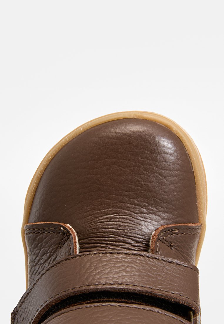 Braunes Leder Schuh mit runder Zehenpartie, verfügt über eine strukturierte Oberfläche, verstellbare Klettverschlüsse und eine beige Gummisohle.