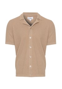 Polo de manga corta color beige con un patrón de punto texturizado, cuello con muesca y cinco botones en la parte frontal. Branding sutil en el dobladillo.