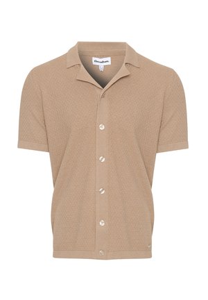 Polo beige à manches courtes avec un motif tricoté texturé, un col à encoches et cinq boutons à l'avant. Branding subtil au bas.