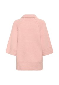 Měkký růžový pletený svetr se širokými rukávy, žebrovanými manžetami a lemem, a jemným detailem límce, zobrazený zezadu na bílém pozadí.