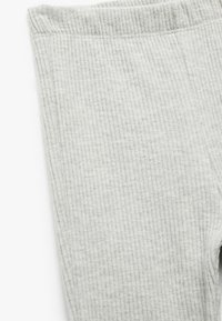 Ljust grå, ribbad leggings med mjuk textur, med en bred elastisk midja och vertikalt stickad mönster genom hela.