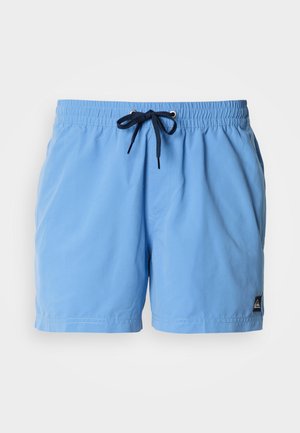 Svijetloplave kupaće gaće s elastičnim pojasom, tamnoplavim vezicama i crnom naljepnicom s logom na donjoj strani. Glatka tekstura tkanine.