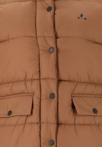 Bruine gewatteerde vest met zwarte drukknoopjes, twee voorke pockets en een klein logo in de rechterbovenhoek. Glad oppervlak, gestikt ontwerp.