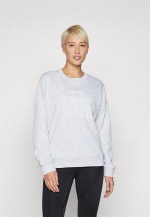 Sudadera gris claro hecha de una mezcla suave de algodón con cuello redondo y puños acanalados. Presenta un sutil logo blanco en el pecho.