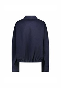 Giacca corta blu navy con colletto, orlo elasticizzato e maniche lunghe, caratterizzata da una texture liscia e un design minimalista.