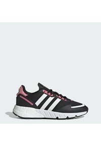 Zapatilla deportiva negra con franjas blancas, acentos rosas, parte superior de malla, cuello acolchado y suela de goma texturizada. Cuenta con un diseño de cordones.