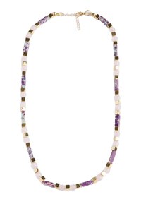 Collana di perline con pietre a motivo viola e verde, intervallate da accenti quadrati dorati, e un gancio con una catena regolabile.