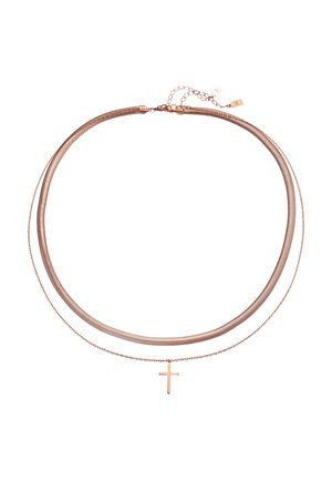 Nahaufnahme des Halses einer Person, die eine schlanke, dünne Halskette aus Roségold über einem weißen, gerippten Tanktop trägt.