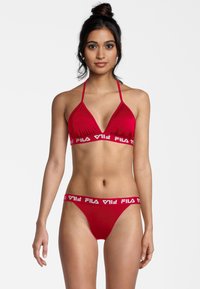 Set di bikini rosso con top a triangolo con logo Fila e parte inferiore abbinata con elastico in vita con logo. Tessuto morbido, spalline regolabili, copertura minima.