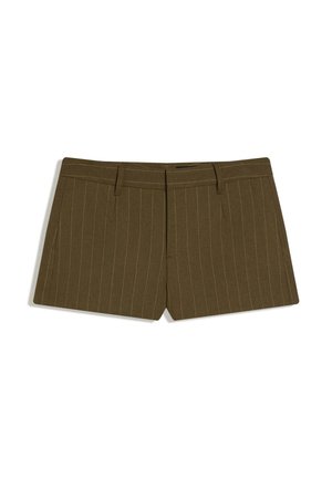 Rjavi kratki hlače s finimi črtami, oblikovane po meri, z zankami za pas in sprednjo zadrgo na belem ozadju.