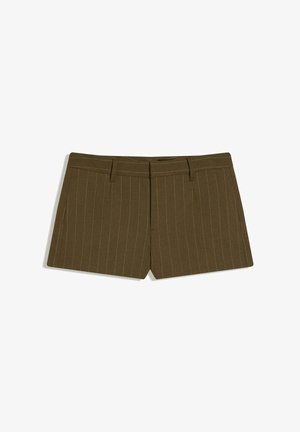 Hnedé krátke nohavice s jemným prúžkom, pásikmi na opasok a predným zipsom na bielom pozadí.