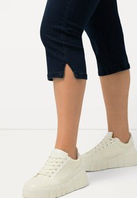 Ulla Popken CORSAIRE SARAH 5 POCHES AVEC BAS DE JAMBE FENDU - Shorts vaqueros - rinsed wash