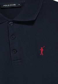 Polo shirt blu navy realizzato in tessuto testurizzato, con apertura a tre bottoni e un logo di un golfista ricamato in rosso sul lato sinistro del petto.