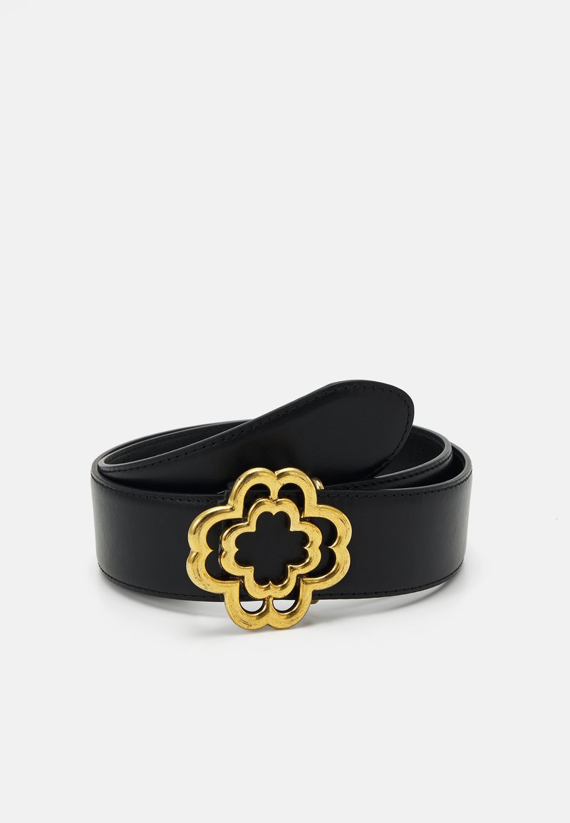 Sort læderbælte med en gylden, blomsterformet spænde med udskæringer. Glat tekstur med en blank finish på spænder.