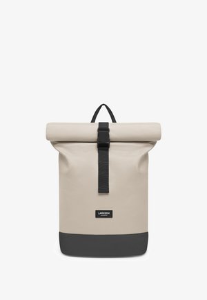 Beige Rolltop-Rucksack mit schwarzem Verschluss, Riemen, unterem Panel und dem Label "Larkson Hamburg" in der Mitte vorne.