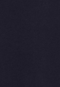 Tessuto di cotone blu navy con una superficie liscia, caratterizzato da un aspetto uniforme e senza motivi o accenti visibili.