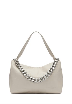 Kremowa torebka o fakturowanej powierzchni, z grubym srebrnym łańcuchem i pojedynczym paskiem na ramię.