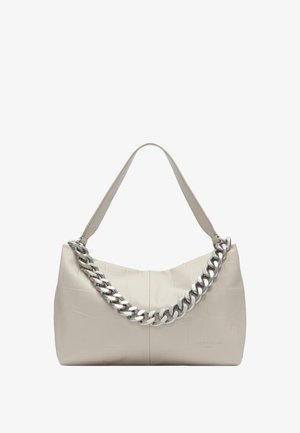 Cremefarbene Handtasche mit strukturierter Oberfläche, ausgestattet mit einer dicken silbernen Kette und einem einzelnen Schulterriemen.