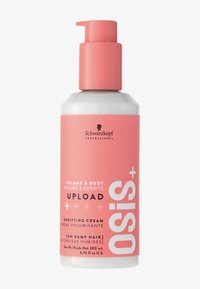 OSIS+ Upload Body-Firming-Creme in einer weißen Flasche mit einem pinken Pumpverschluss. Das Etikett zeigt auffälligen in pink und weißem Text, der das Volumen und die Vorteile für den Körper anzeigt.