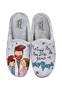 Zapatillas de tela grises con una ilustración familiar, forro suave y texto que dice: "Tengo la suerte de tener un súper papá."