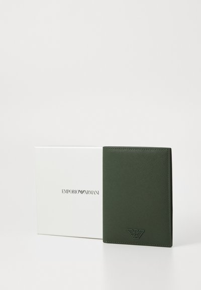 Portofel verde texturat cu logo-ul Emporio Armani embosat, prezentat într-o cutie albă cu numele brandului imprimat. Design subțire și rectangular.