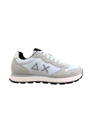 Sneaker bianco e grigio chiaro con dettagli in suede, lacci bianchi, suola nera e logo geometrico sul lato.