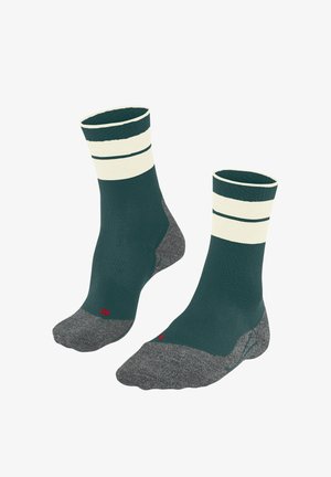 Grüne und graue Sportsocken mit zwei weißen horizontalen Streifen am oberen Rand, verstärkter Zehen- und Fersenbereich sowie einem roten Logo an der Seite.