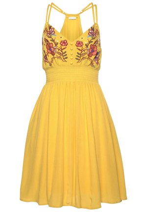 Gelbes ärmelloses Kleid mit doppelten Spaghettiträgern, geraffter Taille, Knöpfen vorne und rosa bestickten Blumenmustern auf dem Oberteil.