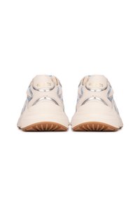 Sneakers crema con accenti blu e dettagli metallici argentati. Suola ammortizzata con battistrada testurizzato e marchio sul tallone.