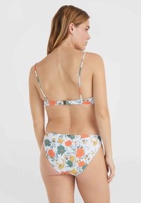 Kvetinové bikiny s tenkými ramienkami; majú biele pozadie a mnohobarevné kvety v oranžovej, žltej a zelenej farbe. Viditeľný detail uzávierky na zadnej strane.