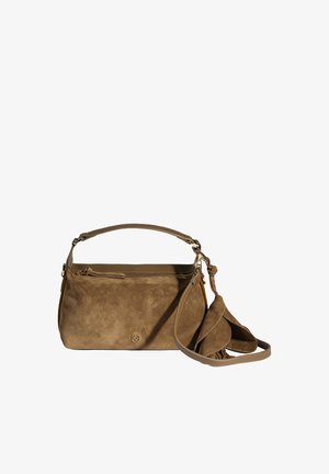 Sac à main en daim marron avec poignée courte, longue bandoulière, détail pompon et petit logo doré à l'avant.