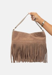 Bolso de ante marrón con detalles de flecos, que presenta una única correa gris y un borde superior suave. La textura es suave y maleable.