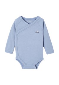 Helles blaues langärmeliges Baby-Bodysuit mit Wickeldesign und Druckknöpfen, das auf der Vorderseite ein kleines gesticktes Auto-Detail zeigt.