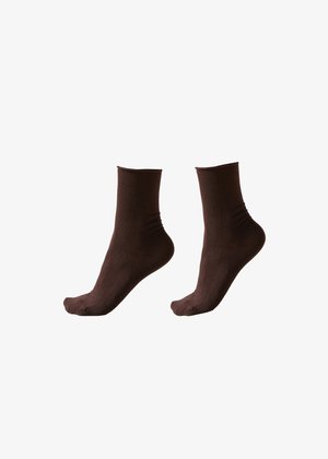 Braune Knöchelsocken aus weichem Stoff. Mit glatter Textur, einem gerippten Bund und einer abgerundeten Zehe. Geeignet für die Freizeit.